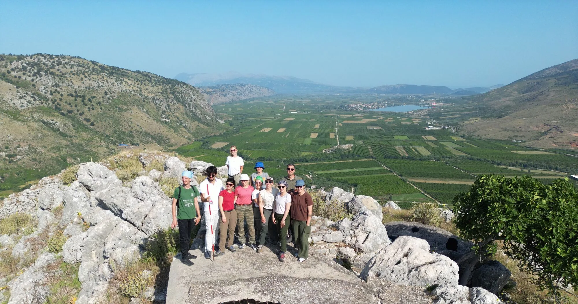 Group photo of the 2025 campaign at Çuka e Ajtoit
