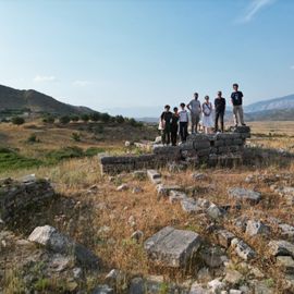 2025. Foto di gruppo nel sito di Dobra